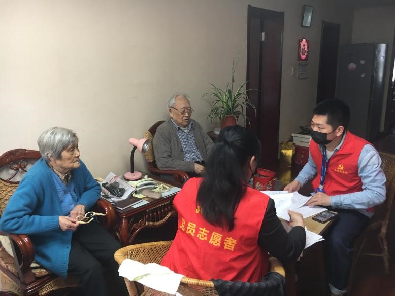 急住戶所急、想住戶所想、解住戶所憂 ----資管公司為(wèi)住戶上(shàng)門(mén)辦理(lǐ)房(fáng)改手續